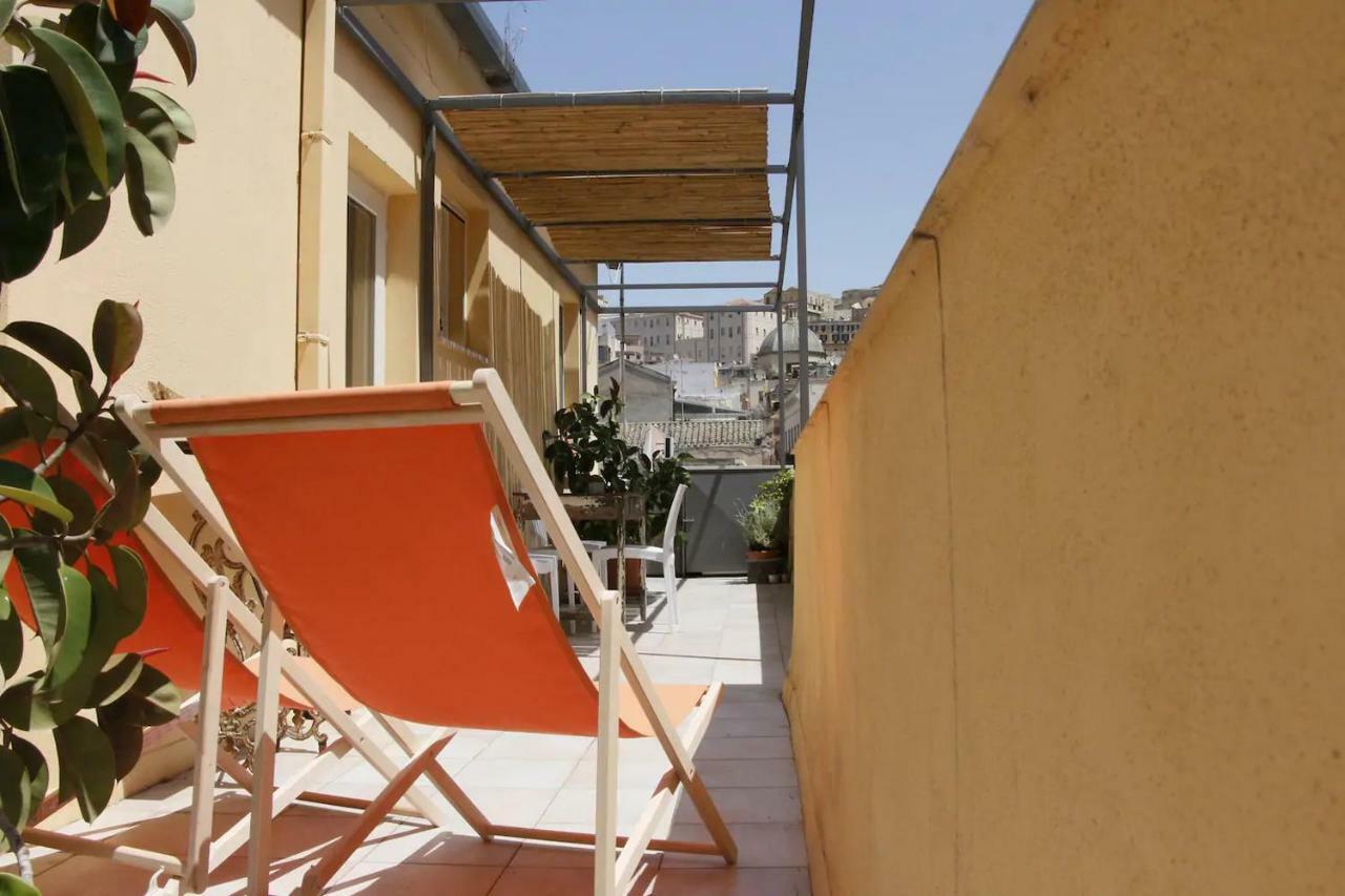 Appartamento Con Terrazza Panoramica In Marina. Кальярі Екстер'єр фото